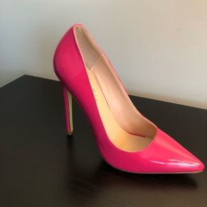 3.5-4 inch stiletto heel, runs narrow, never worn